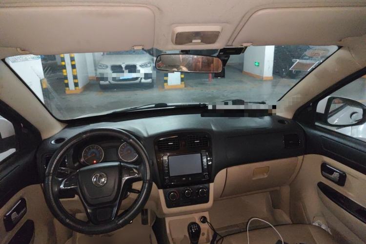 Used Dongfeng Fengon 360 2015 1.5L Manual Comfort II 7-Seater Center Console