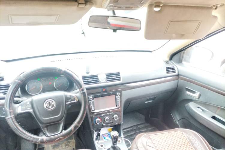 Used Dongfeng Fengon 360 2015 1.5L Manual Luxury 7-Seater China IV Standard Center Console