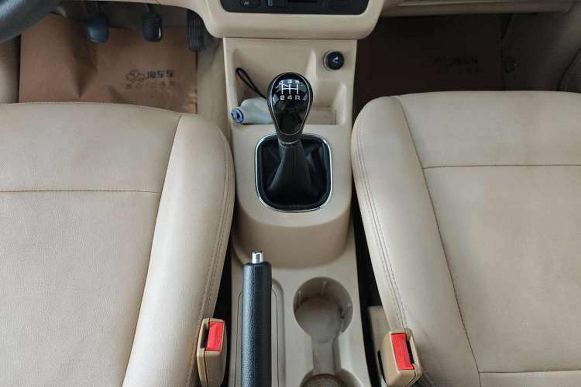 Used Dongfeng Fengon 360 2015 1.5L Manual Comfort II 7-Seater Gear Lever