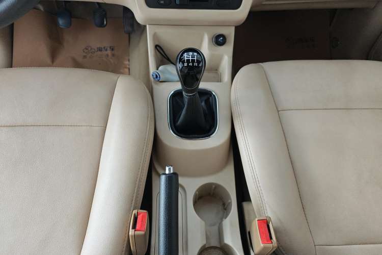 Used Dongfeng Fengon 360 2015 1.5L Manual Comfort II 7-Seater Gear Lever
