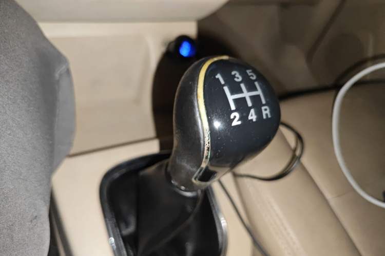 Used Dongfeng Fengon 360 2015 1.5L Manual Comfort II 7-Seater Gear Lever