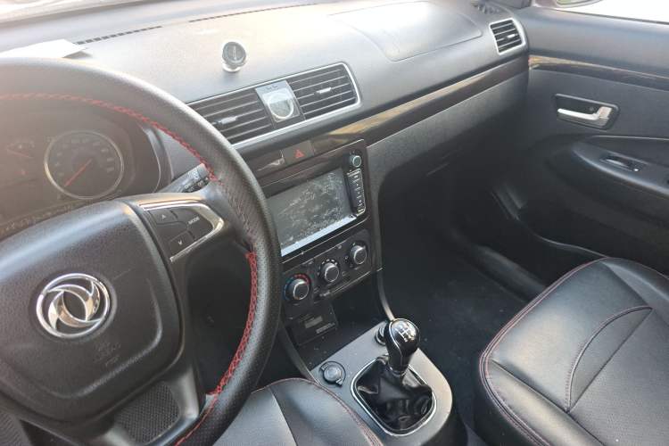 Used Dongfeng Fengon 360 2015 1.5L Manual Luxury 7-Seater China IV Standard Audio And AC Panel