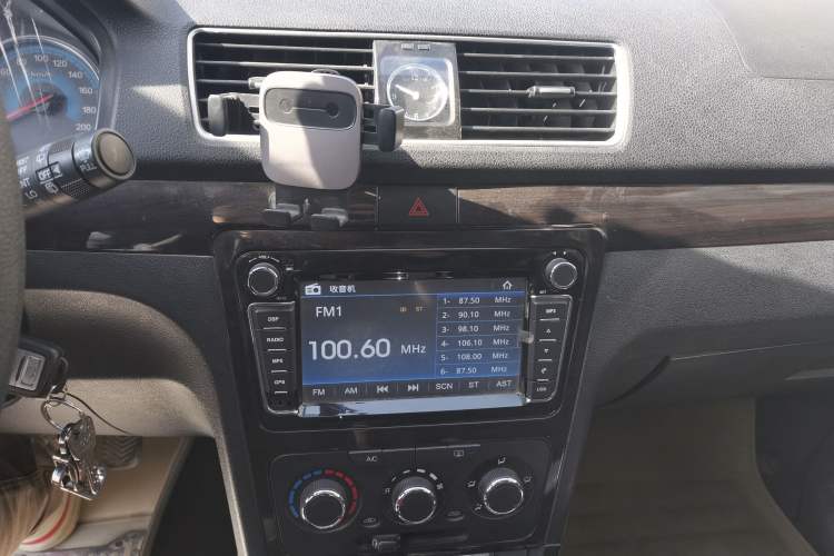 Used Dongfeng Fengon 360 2015 1.5L Manual Luxury 7-Seater China IV Standard Audio And AC Panel