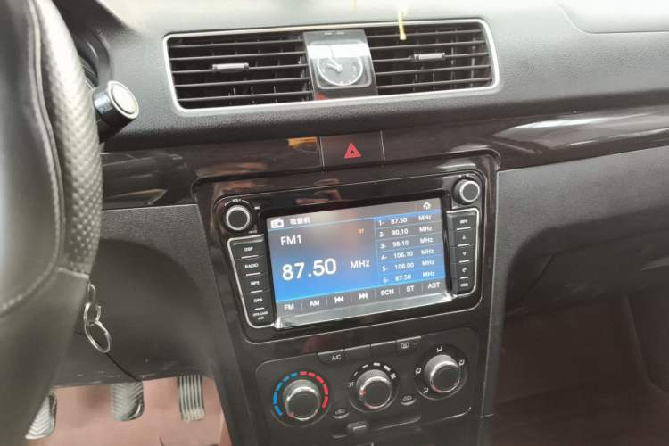 Used Dongfeng Fengon 360 2015 1.5L Manual Luxury 7-Seater China IV Standard Audio And AC Panel