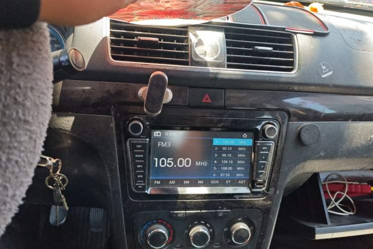 Used Dongfeng Fengon 360 2015 1.5L Manual Luxury 7-Seater China IV Standard Audio And AC Panel