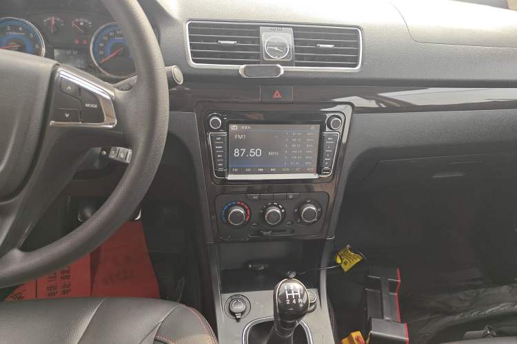 Used Dongfeng Fengon 360 2015 1.5L Manual Luxury 7-Seater China IV Standard Audio And AC Panel