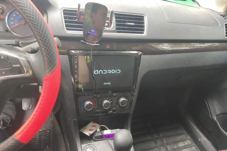 Used Dongfeng Fengon 360 2015 1.5L Manual Luxury 7-Seater China IV Standard Audio And AC Panel