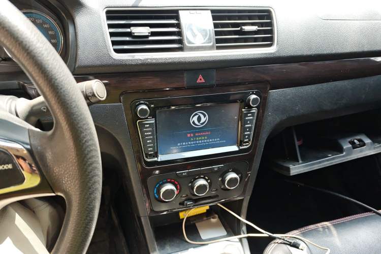 Used Dongfeng Fengon 360 2015 1.5L Manual Luxury 7-Seater China IV Standard Audio And AC Panel