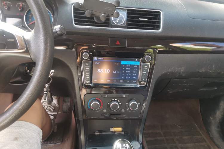 Used Dongfeng Fengon 360 2015 1.5L Manual Comfort 7-Seater China IV Standard Audio And AC Panel