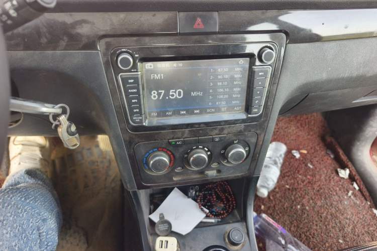 Used Dongfeng Fengon 360 2015 1.5L Manual Comfort 7-Seater China IV Standard Audio And AC Panel