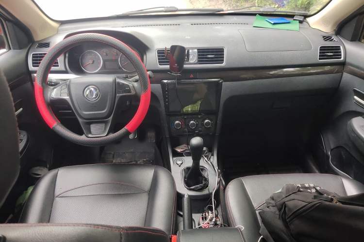 Used Dongfeng Fengon 360 2015 1.5L Manual Luxury 7-Seater China IV Standard Center Console
