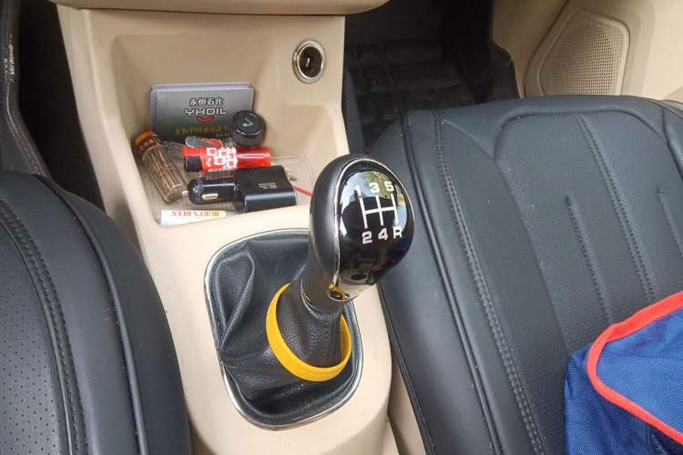 Used Dongfeng Fengon 360 2015 1.5L Manual Comfort II 7-Seater Gear Lever