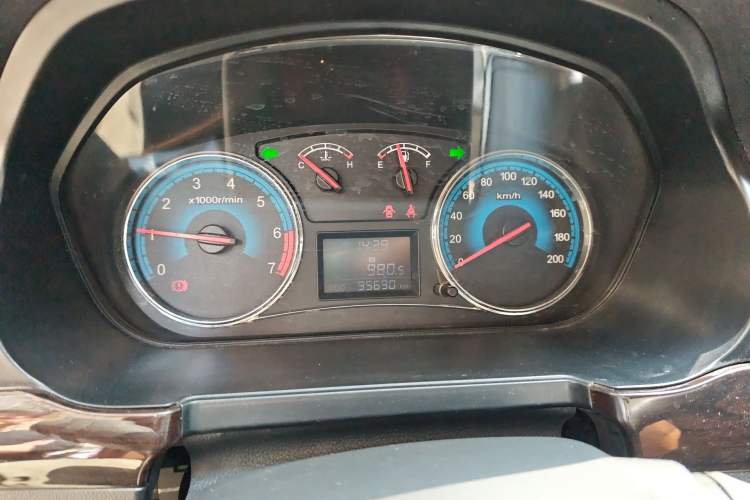 Used Dongfeng Fengon 360 2015 1.5L Manual Luxury 7-Seater China IV Standard Instrument Cluster