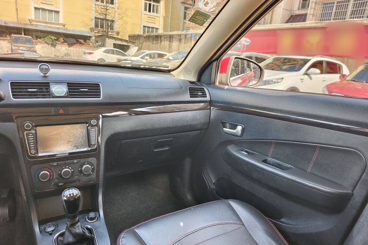 Used Dongfeng Fengon 360 2015 1.5L Manual Luxury 7-Seater China IV Standard Interior 6