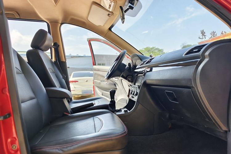 Used Dongfeng Fengon 360 2015 1.5L Manual Luxury 7-Seater China IV Standard Interior 9