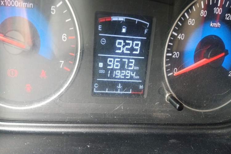 Used Dongfeng Fengon 360 2015 1.5L Manual Comfort II 7-Seater Odometer Close Up