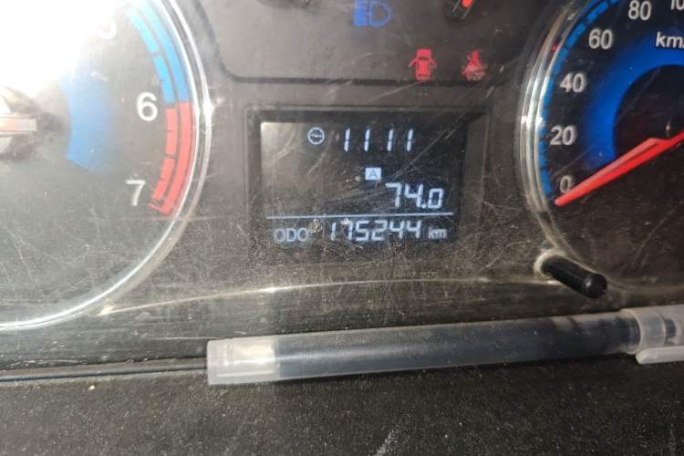 Used Dongfeng Fengon 360 2015 1.5L Manual Comfort 7-Seater China IV Standard Odometer Close Up