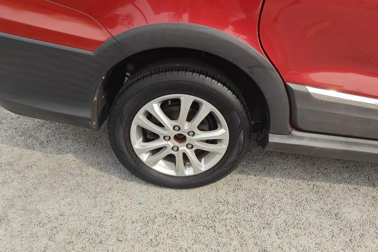Used Dongfeng Fengon 360 2015 1.5L Manual Luxury 7-Seater China IV Standard Right Rear Wheel Hub