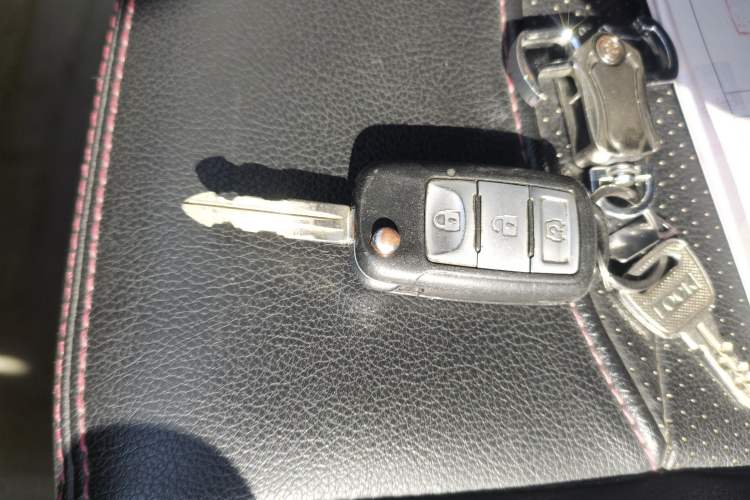 Used Dongfeng Fengon 360 2015 1.5L Manual Luxury 7-Seater China IV Standard Vehicle Key
