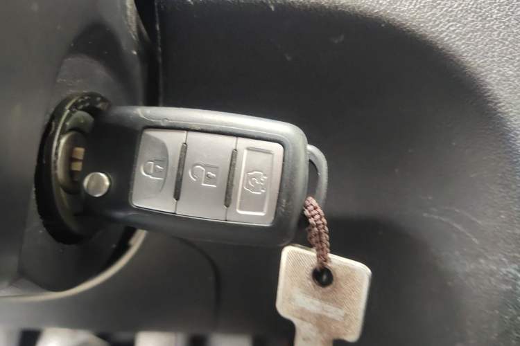 Used Dongfeng Fengon 360 2015 1.5L Manual Luxury 7-Seater China IV Standard Vehicle Key