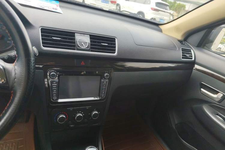 Used Dongfeng Fengon 360 2015 1.5L Manual Luxury 7-Seater China IV Standard Audio And AC Panel