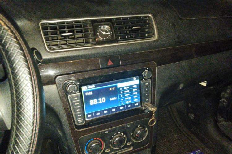 Used Dongfeng Fengon 360 2015 1.5L Manual Luxury 7-Seater China IV Standard Audio And AC Panel