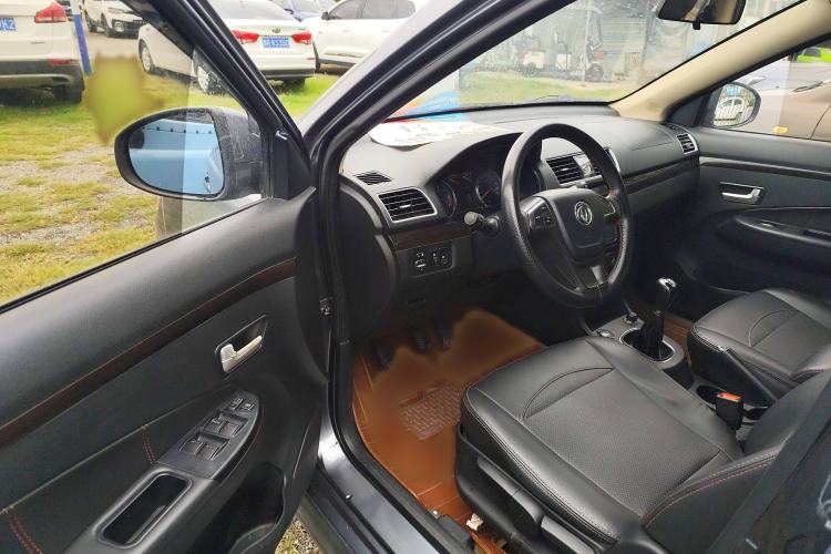 Used Dongfeng Fengon 360 2015 1.5L Manual Luxury 7-Seater China IV Standard Interior 2