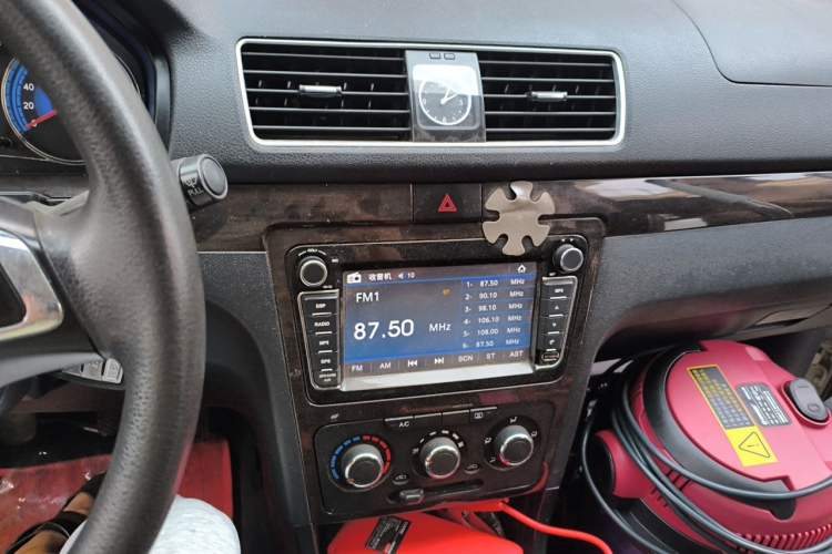 Used Dongfeng Fengon 360 2015 1.5L Manual Luxury 7-Seater China V Emission Standard Audio And AC Panel