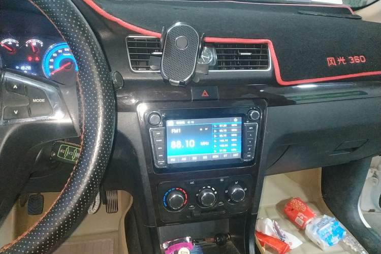 Used Dongfeng Fengon 360 2015 1.5L Manual Luxury 7-Seater China IV Standard Audio And AC Panel