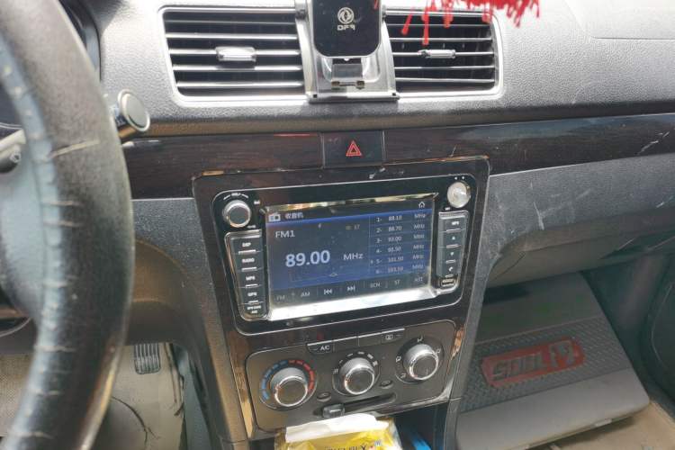 Used Dongfeng Fengon 360 2015 1.5L Manual Luxury 7-Seater China IV Standard Audio And AC Panel