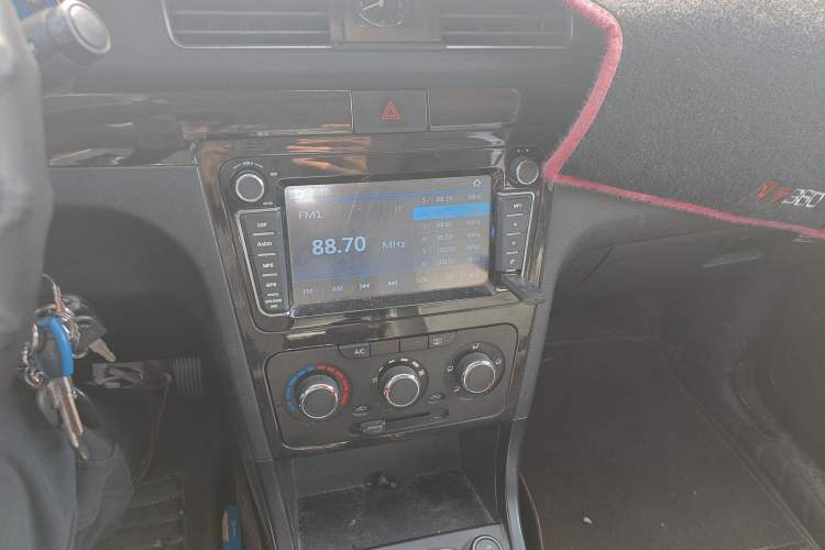 Used Dongfeng Fengon 360 2015 1.5L Manual Luxury 7-Seater China IV Standard Audio And AC Panel