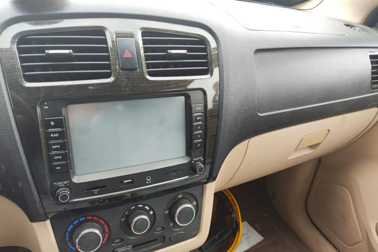 Used Dongfeng Fengon 360 2015 1.5L Manual Comfort II 7-Seater Audio And AC Panel
