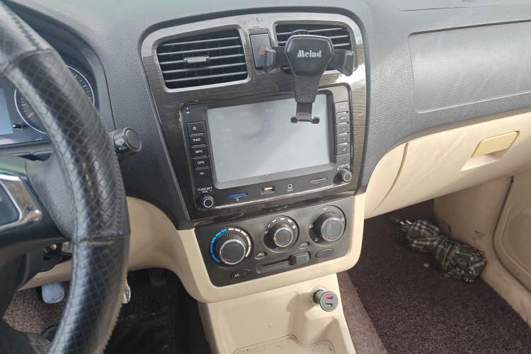 Used Dongfeng Fengon 360 2015 1.5L Manual Comfort II 7-Seater Audio And AC Panel