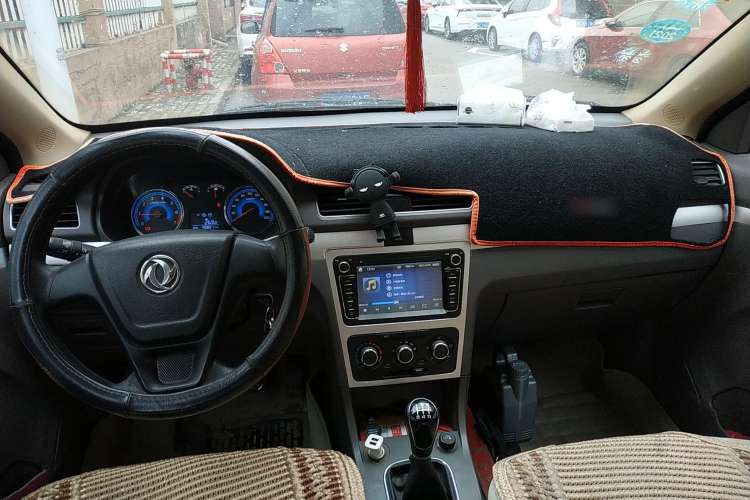 Used Dongfeng Fengon 360 2015 1.5L Manual Comfort 7-Seater China IV Standard Center Console