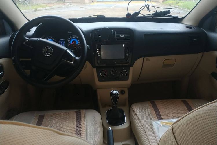 Used Dongfeng Fengon 360 2015 1.5L Manual Comfort II 7-Seater Center Console
