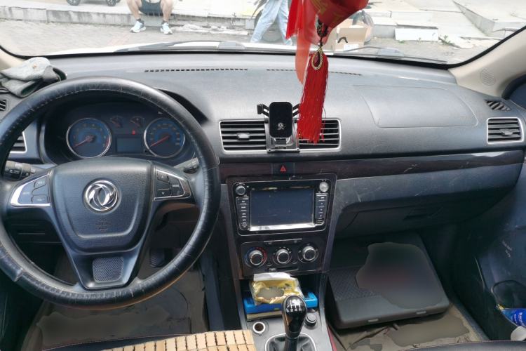 Used Dongfeng Fengon 360 2015 1.5L Manual Luxury 7-Seater China IV Standard Center Console
