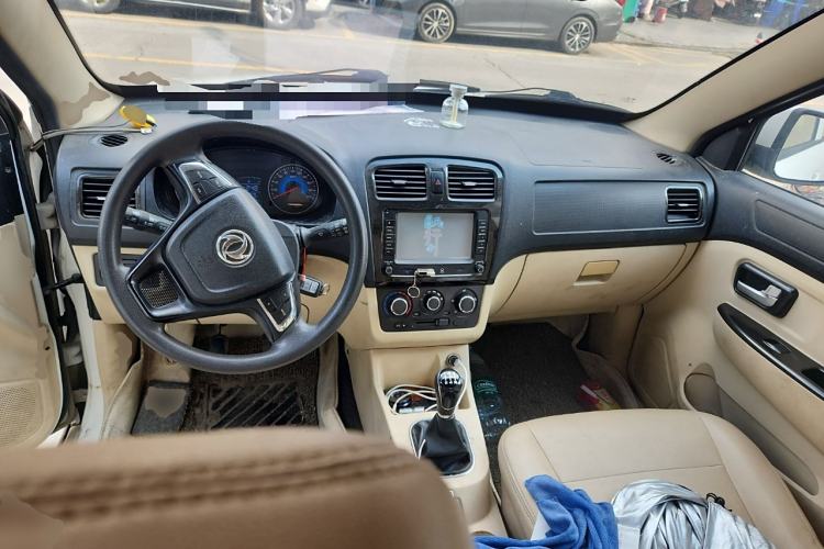 Used Dongfeng Fengon 360 2015 1.5L Manual Comfort II 7-Seater Center Console