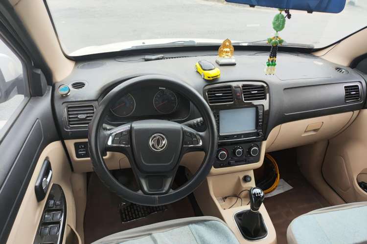 Used Dongfeng Fengon 360 2015 1.5L Manual Comfort II 7-Seater Center Console