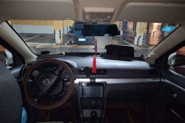 Used Dongfeng Fengon 360 2015 1.5L Manual Comfort 7-Seater National Emission Standard V Center Console