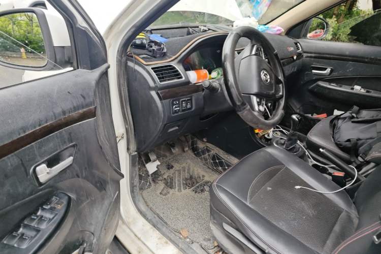 Used Dongfeng Fengon 360 2015 1.5L Manual Comfort 7-Seater China IV Standard Driver Seat