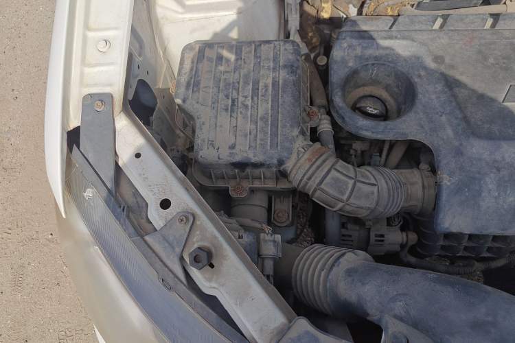 Used Dongfeng Fengon 360 2015 1.5L Manual Luxury 7-Seater China IV Standard Engine Bay Right