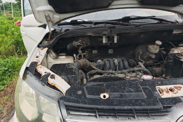 Used Dongfeng Fengon 360 2015 1.5L Manual Comfort 7-Seater National Emission Standard V Engine Bay Right