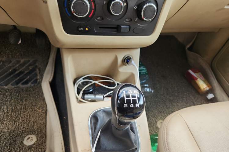 Used Dongfeng Fengon 360 2015 1.5L Manual Comfort II 7-Seater Gear Lever