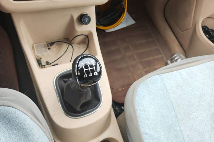Used Dongfeng Fengon 360 2015 1.5L Manual Comfort II 7-Seater Gear Lever
