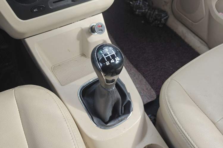 Used Dongfeng Fengon 360 2015 1.5L Manual Comfort II 7-Seater Gear Lever
