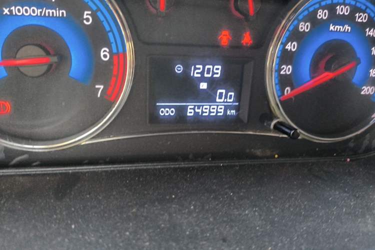Used Dongfeng Fengon 360 2015 1.5L Manual Luxury 7-Seater China V Emission Standard Odometer Close Up