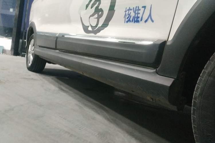 Used Dongfeng Fengon 360 2015 1.5L Manual Luxury 7-Seater China IV Standard Right Side Sill