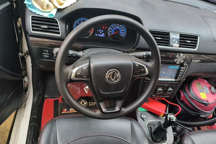 Used Dongfeng Fengon 360 2015 1.5L Manual Luxury 7-Seater China V Emission Standard Steering Wheel