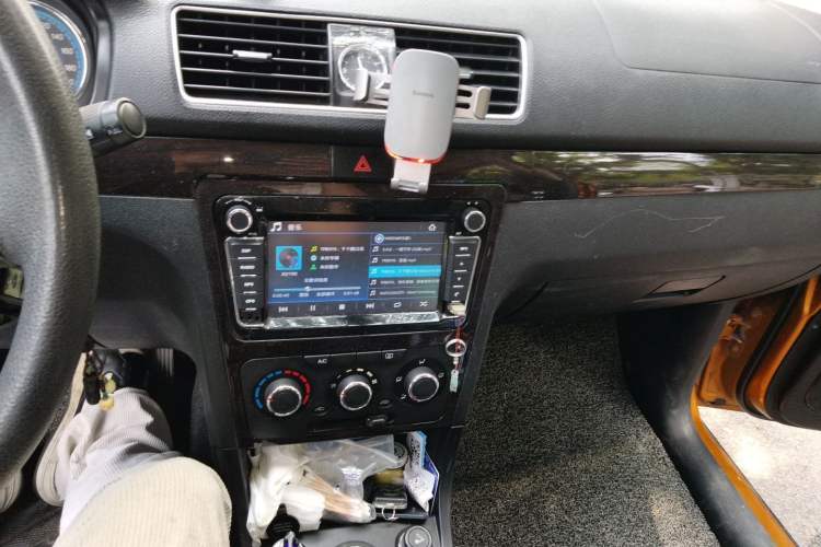 Used Dongfeng Fengon 360 2015 1.5L Manual Luxury 7-Seater China V Emission Standard Audio And AC Panel