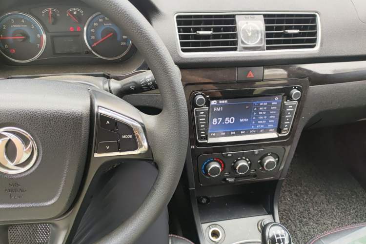 Used Dongfeng Fengon 360 2015 1.5L Manual Luxury 7-Seater China IV Standard Audio And AC Panel